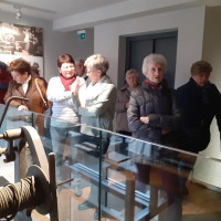 Vorsitzende der AG60 Brigitte Scharf mit den Kunst- und Geschichtsinteressierten